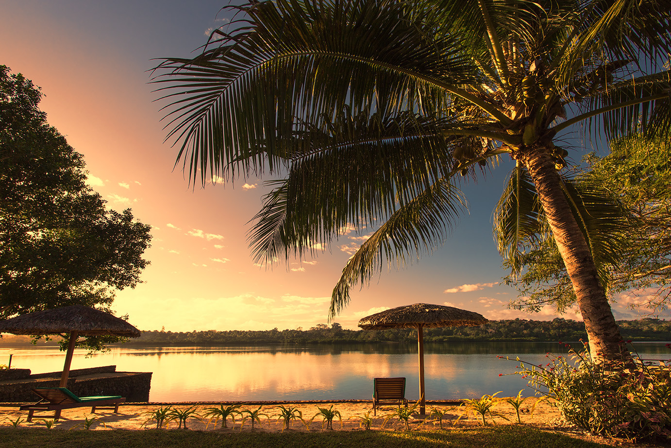 /photos/shares/Vanuatu/Poppys on the Lagoon/Poppys_evening.jpeg